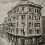 Attivit� che si spost� poi, nel 1925, in un palazzo creato ad hoc per La Rinascente. Quest�ultimo, situato sempre in via Sparano ma all�incrocio con via Piccinni, fu ideato in stile art nouveau dall�architetto Federico Rampazzini